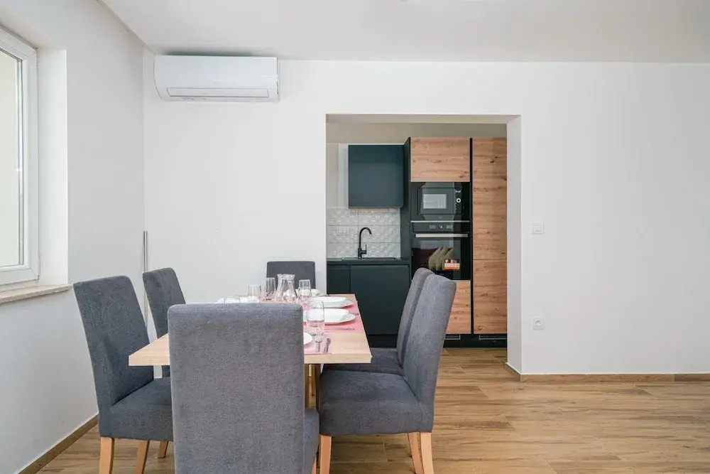 Captivating 3-bed Apartment in Vodice
