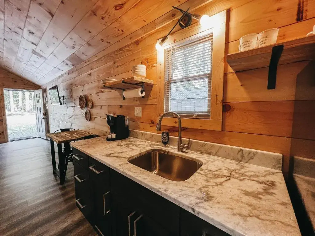 Adorable Studio Style Cabin Located Minutes From Lake Hartwell Cabin 8
