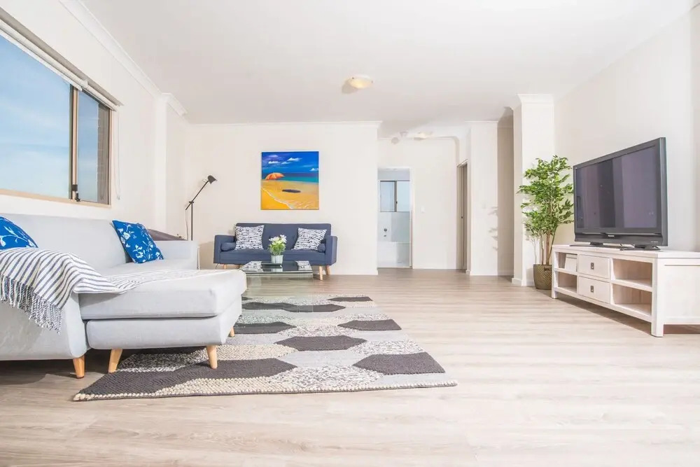 Convenient Rockdale Apartment Next To Station & Beach
