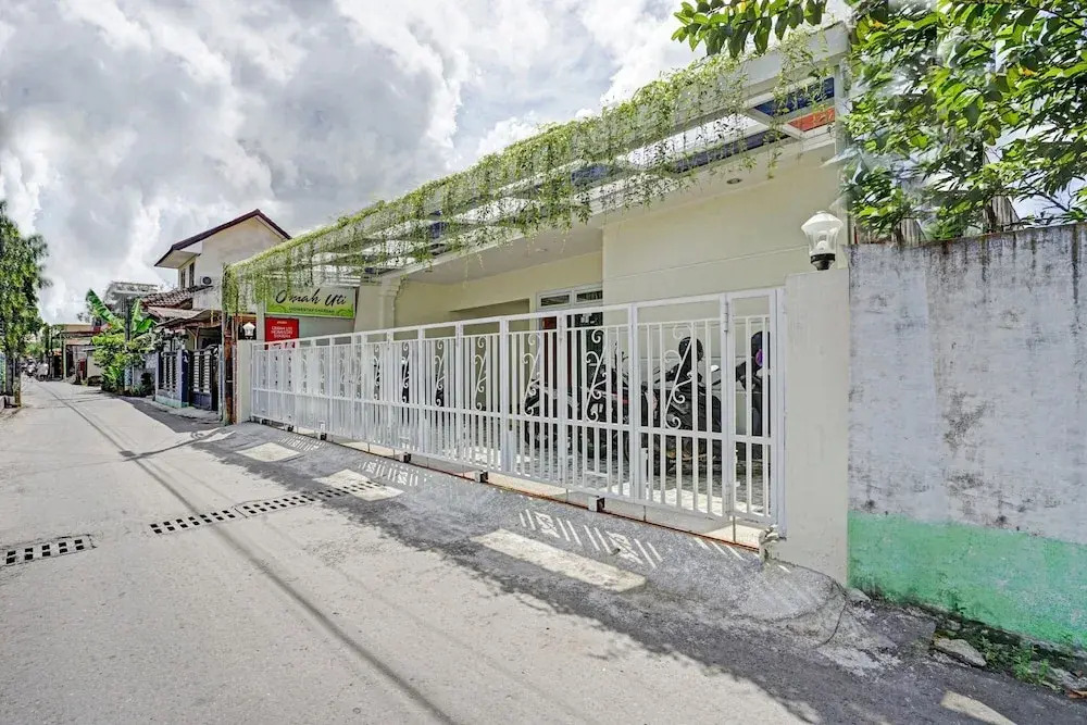 OYO 90804 Oma Uti Homestay Syariah