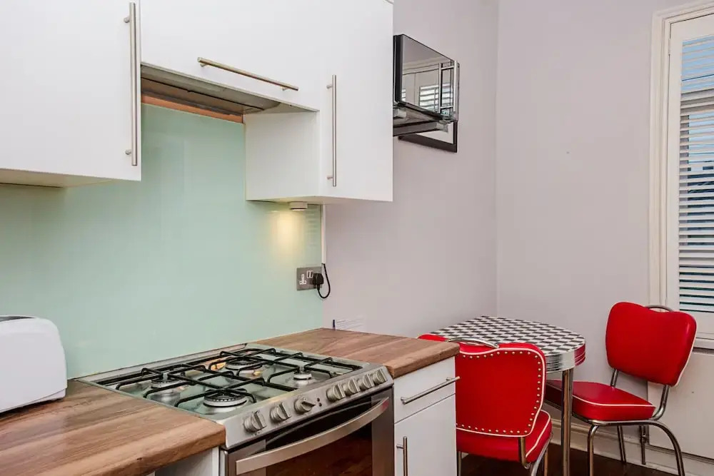 1 Bedroom Apartment in Heart of Shepherd's Bush Accommodates 4