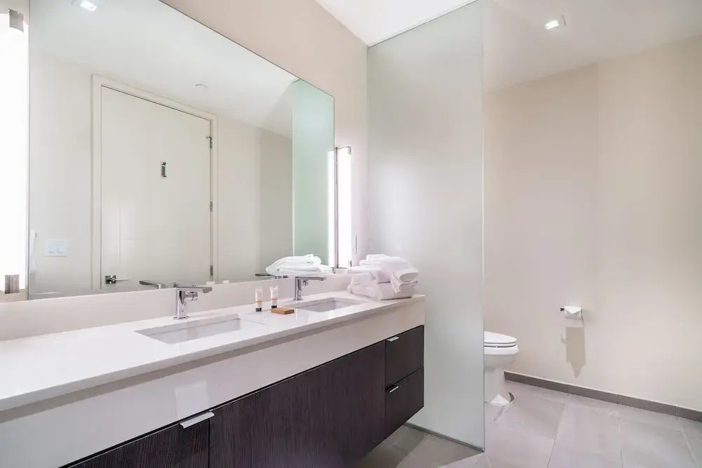 New Listing! Designer Ski-in/ski-out W/ Pool & Gym 3 Bedroom Condo