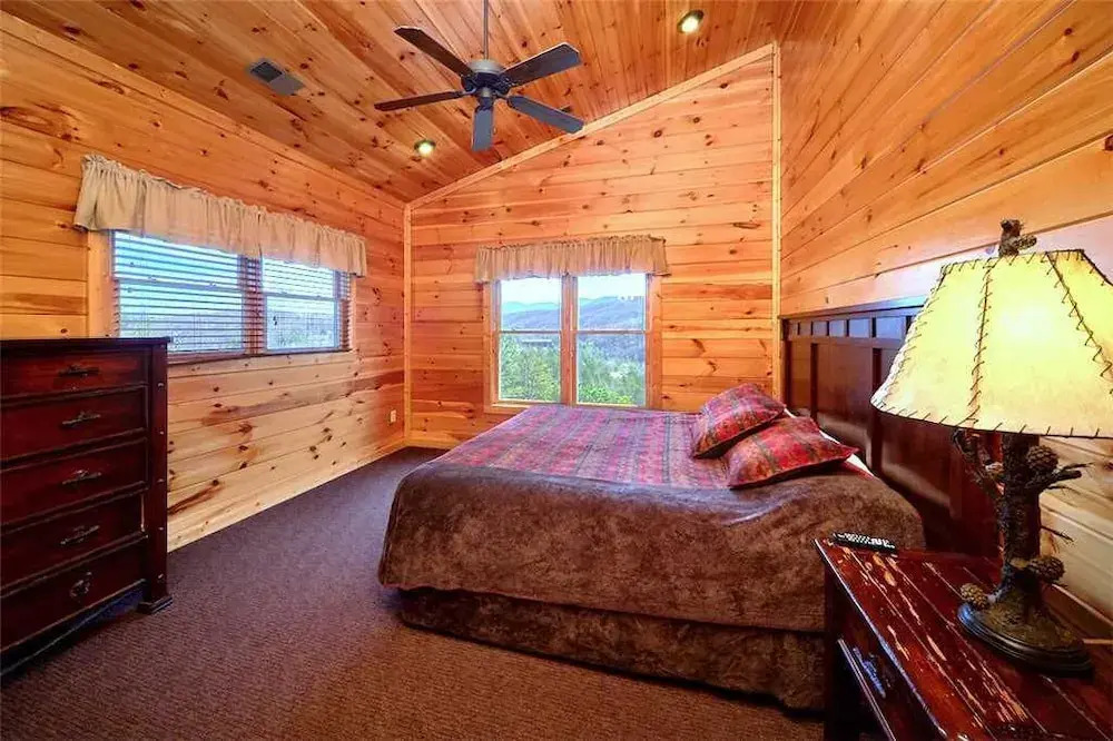 Tennessee Walts 4 Bedroom Mountain View Home with Hot Tub