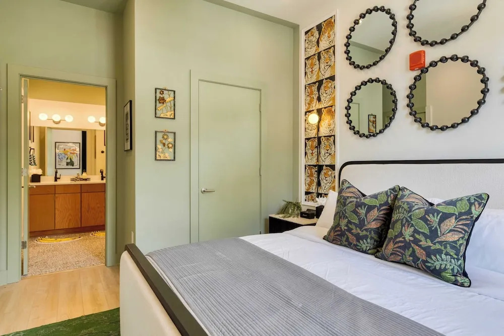 Sleeps 16 2 Homes Next Door + Walk to Dining & Music Lischey Loft & The Bloom House by Avantstay