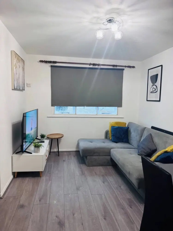 Stylish 1 Bed Flat Lakeside Shopping Mall