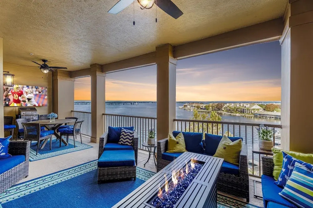 Luxury Waterfront Condo W/pool & Views!