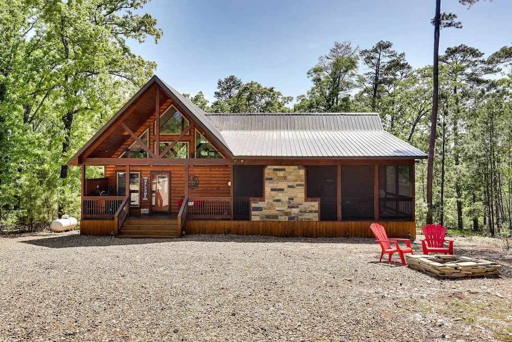 Broken Bow Cabin w/ Hot Tub & Outdoor Fireplace!