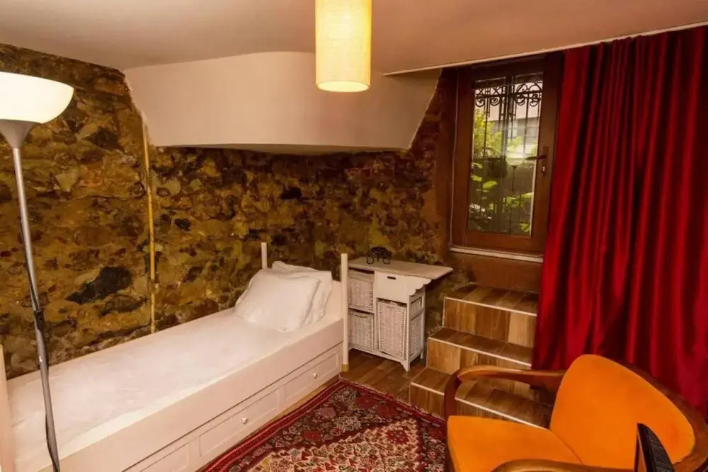 Stylish Home With a Book Collection Near Taksim
