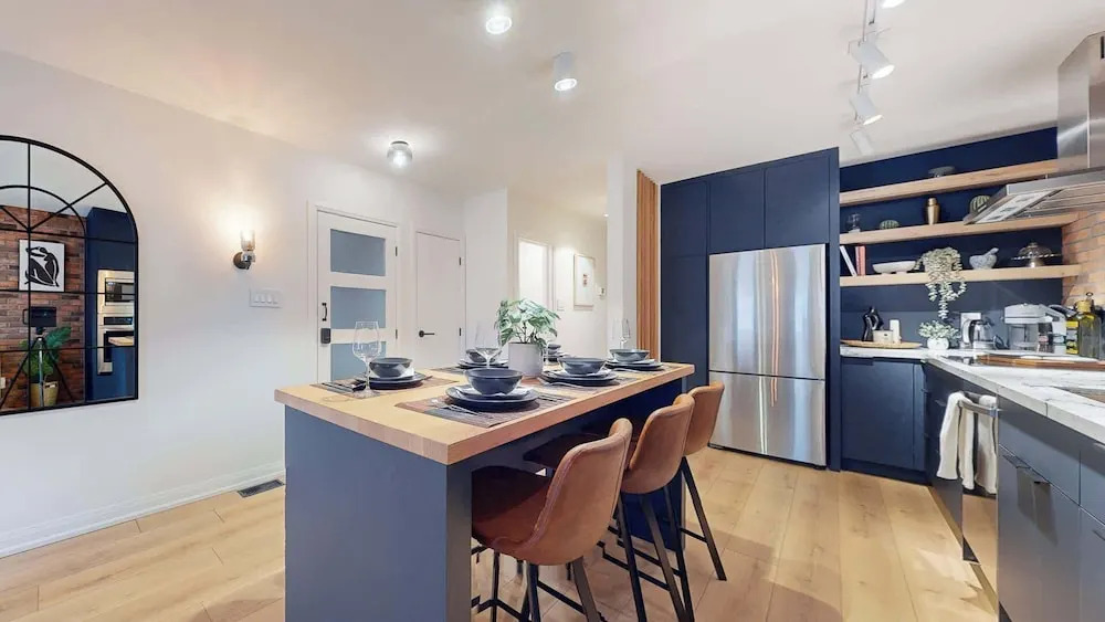 Casa Hotels Elegant 2BR Suite in Leslieville
