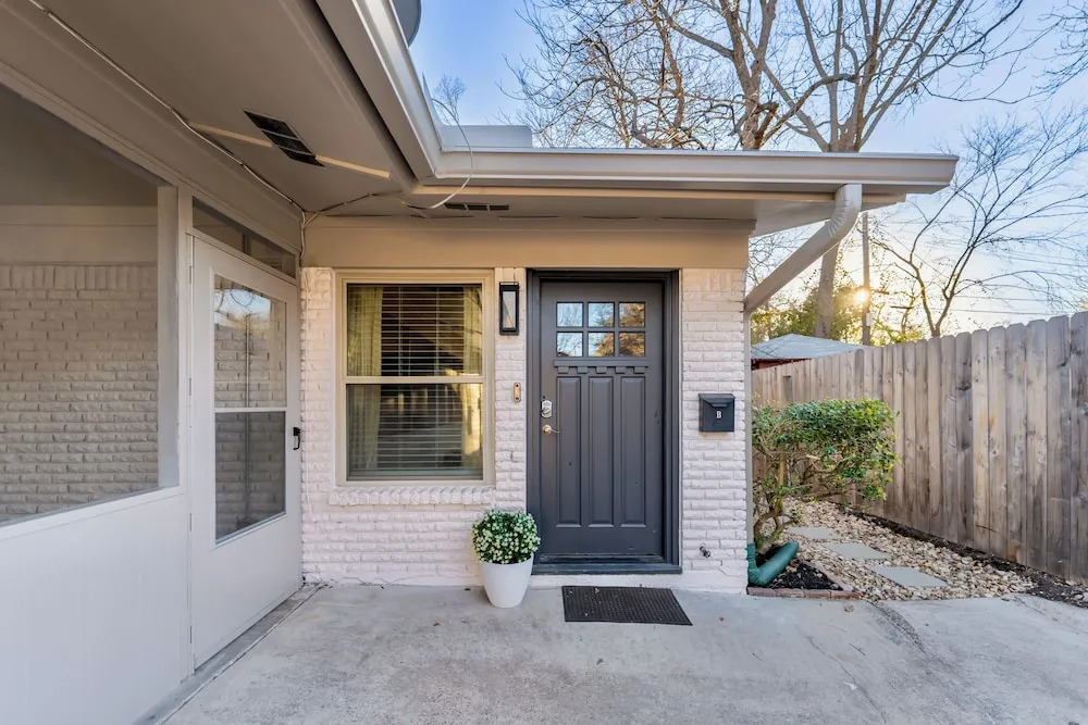 Walk to UT Austin! Charming Duplex w/ Game Room