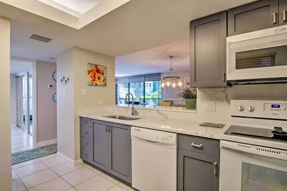 Bonita Springs Condo 4 Mi to Beach: Private Patio!