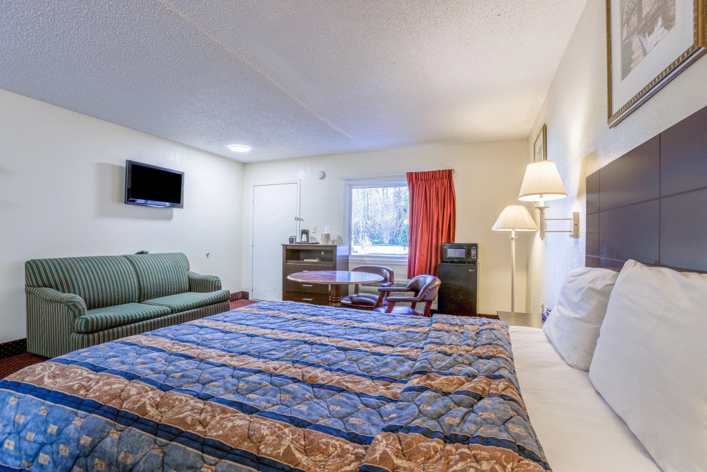 Whispering Pines by Hotel O White stone VA