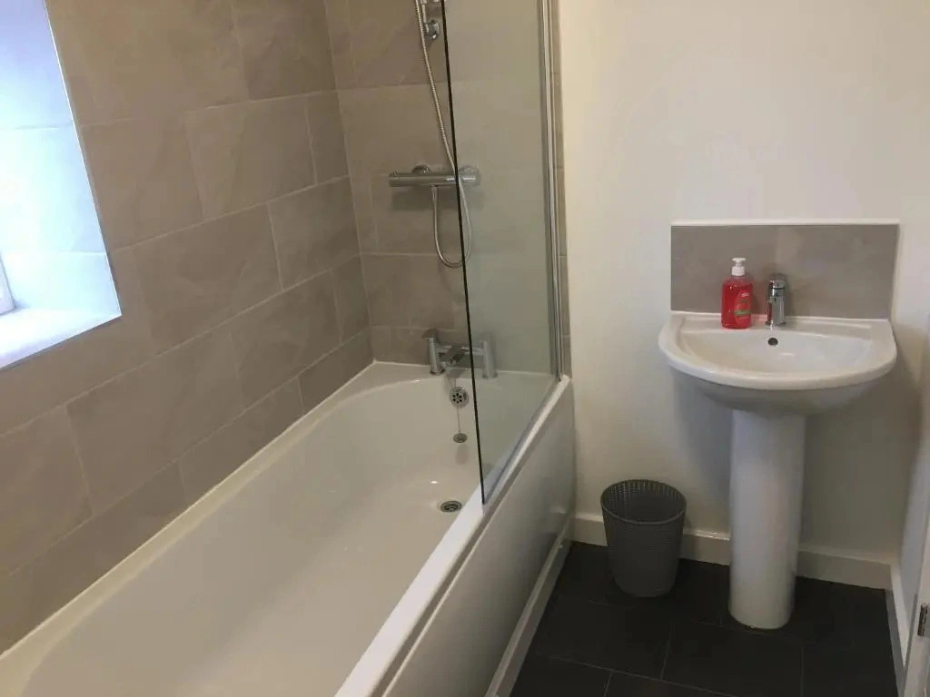 Low Cost, 4 Bed with Parking & Large Garden 06