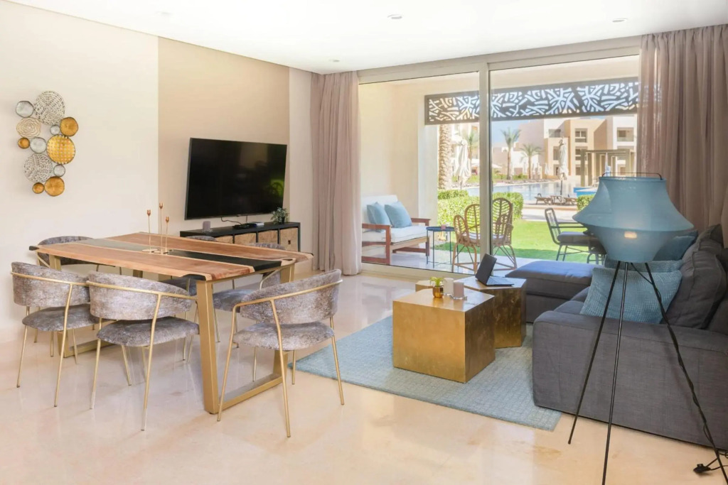 Elegant & Edgy 2 BR w Beach & Pool Mangroovy