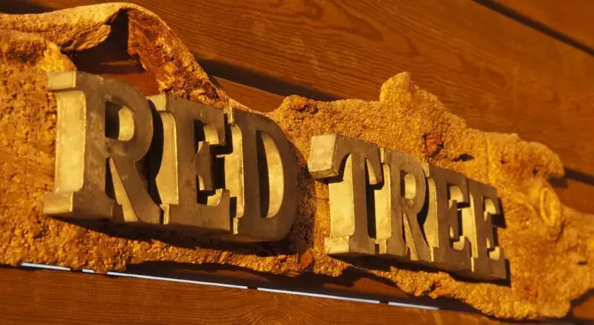 B&B Red Tree