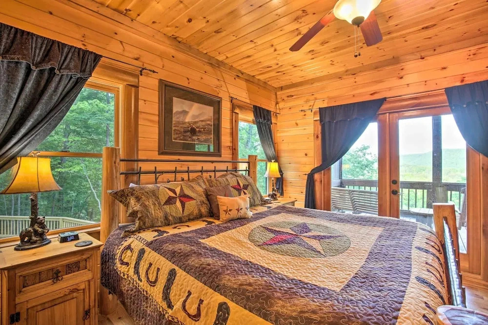 Luxe Blue Ridge Cabin Chasing Dreams w/ Hot Tub
