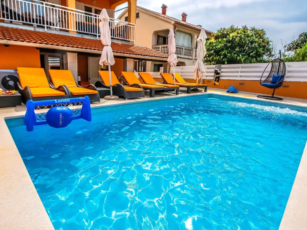 Holiday house with heated pool for up to 12 people near the sea