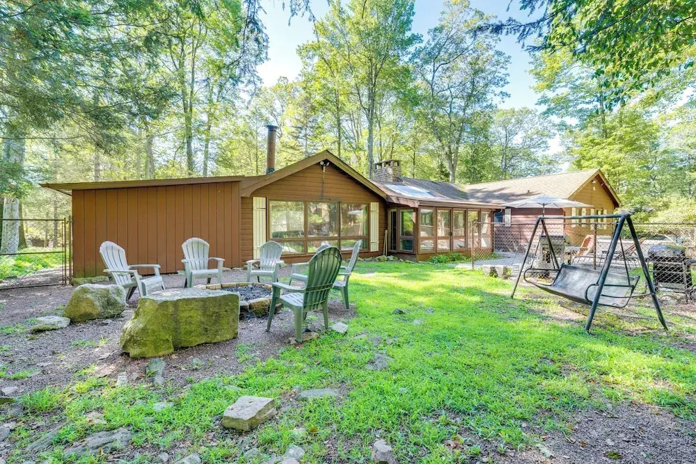 3 Mi to Slopes! Hot Tub Haven Near Lake Harmony