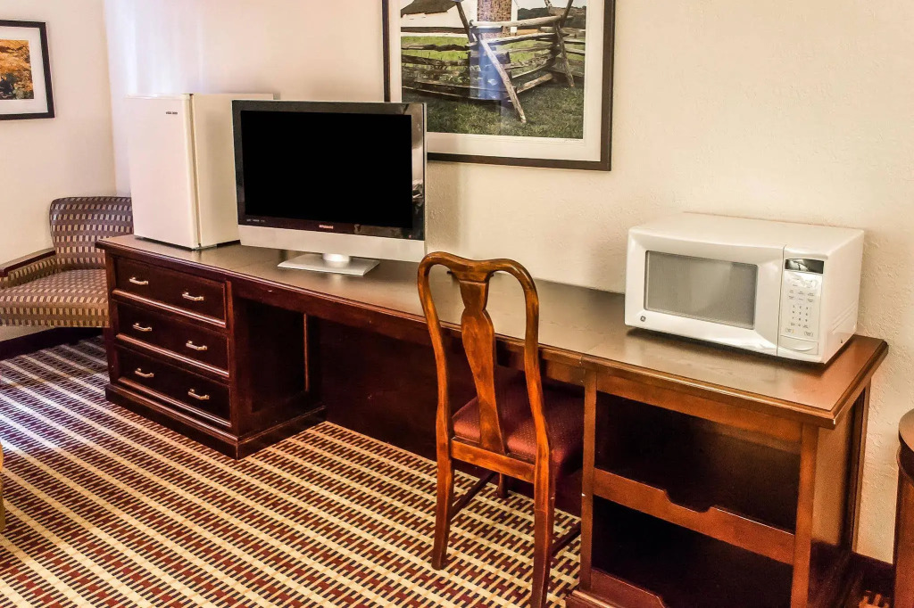 Economy Inn & Suites