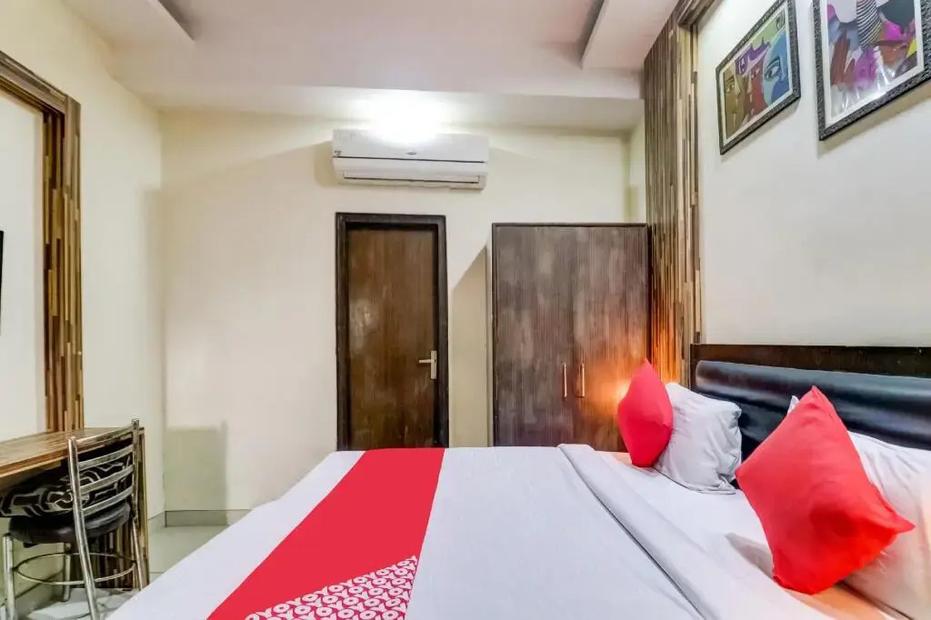 Hotel 555 by OYO Rooms