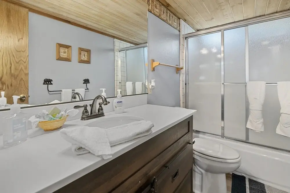 Summit Mountain Lodge - Amazing Location Just Down The Street From Snow Summit! 4 Bedroom Home