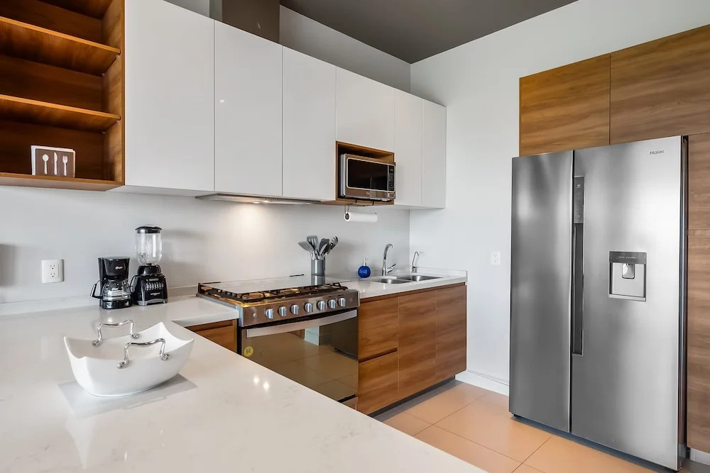 5th-floor apt Near the Ocean With Infinity Rooftop Pool, Balcony, Washer/dryer