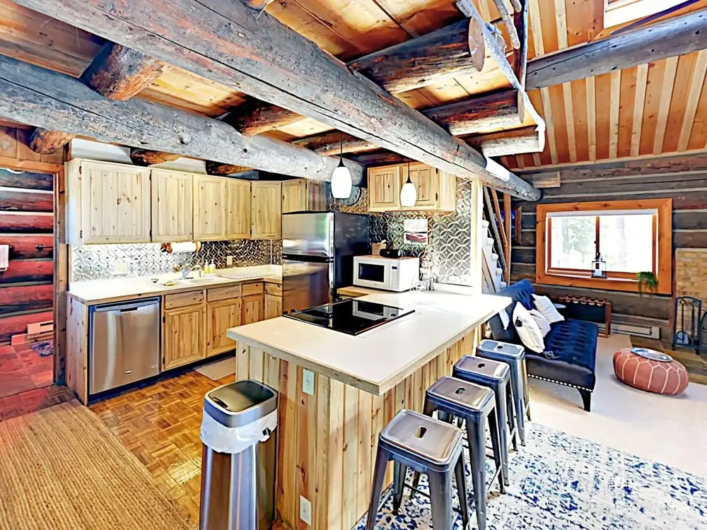 Secluded Mountain-view Log , Near Snow Trails 2 Bedroom Home