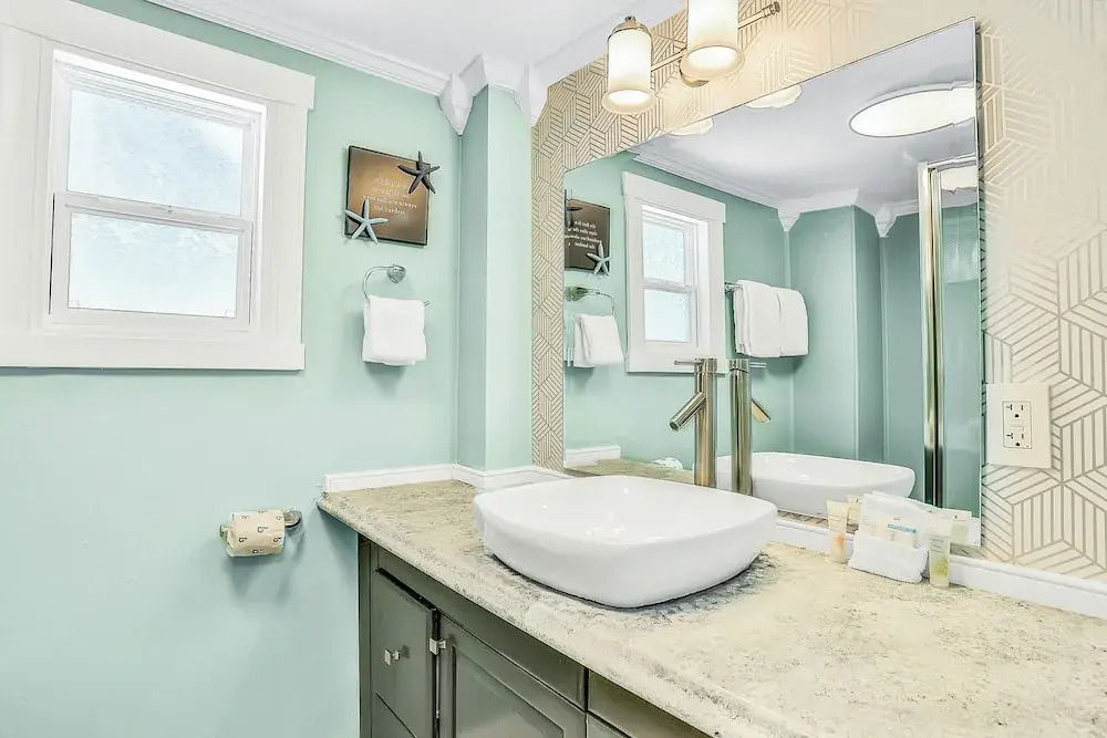 Lower Level 1 Block From 2 Beaches W/private Pool, High-speed Wi-fi