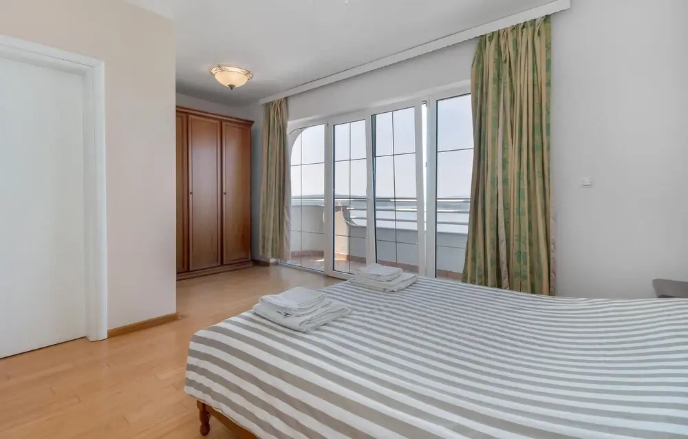 Beautiful Apartment in Dramalj With Wifi and 3 Bedrooms