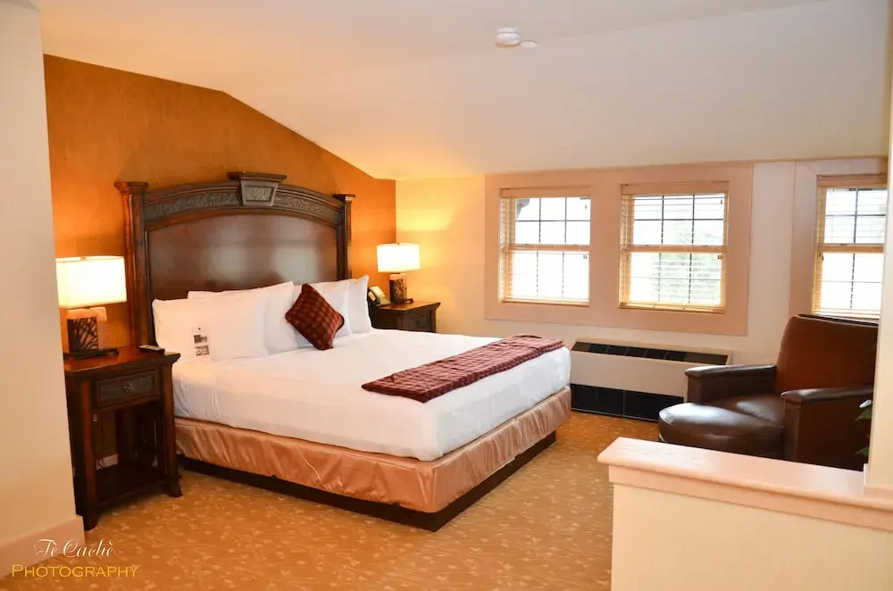 Bear Mountain Inn and Overlook Lodge