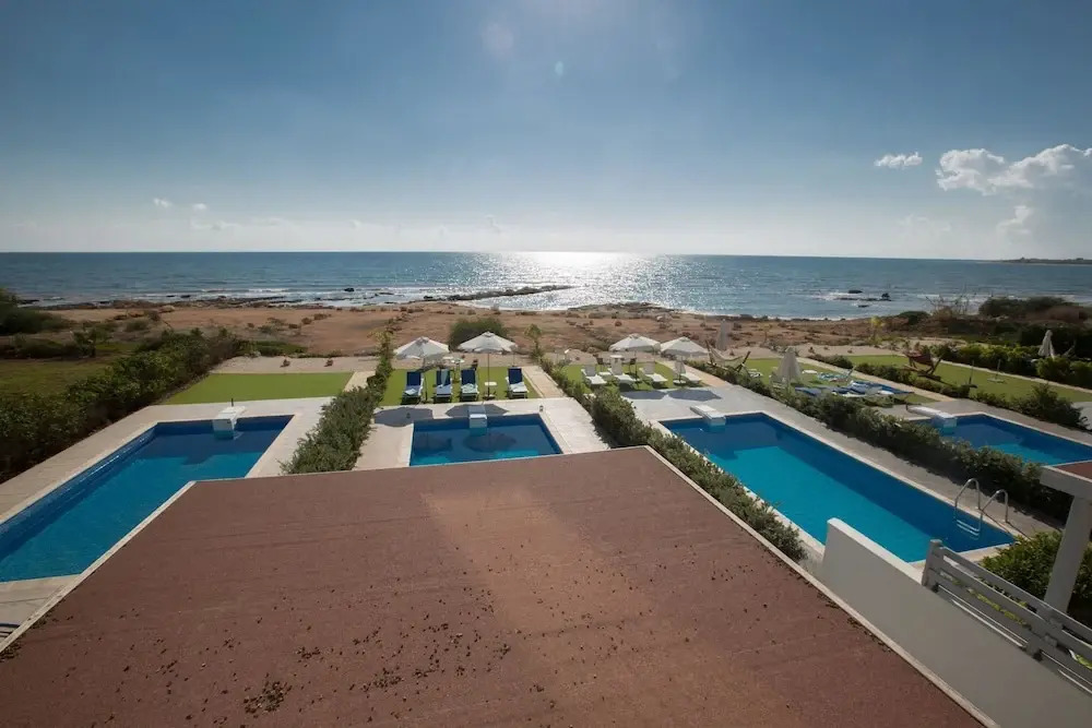 Celebrity Villa Oliver P 14