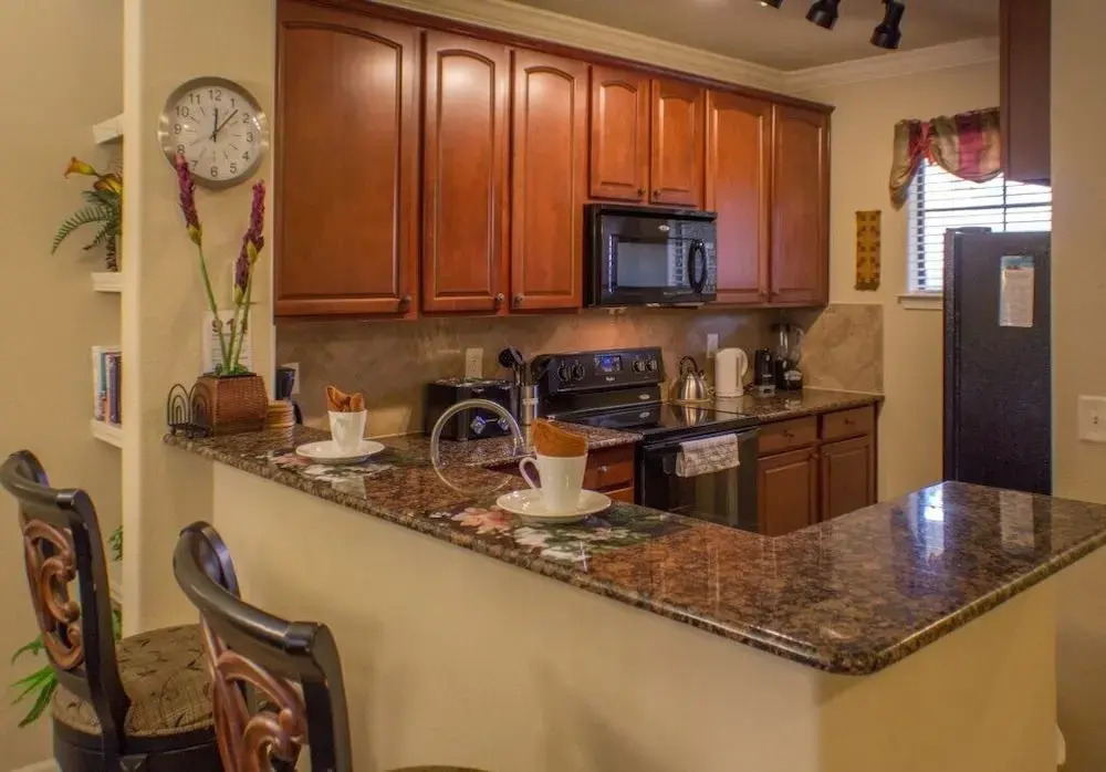 Valerie's Bella Piazza 2 Bedroom Condo by Redawning