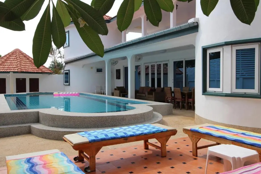 4 bedroom villa- sleeps 8