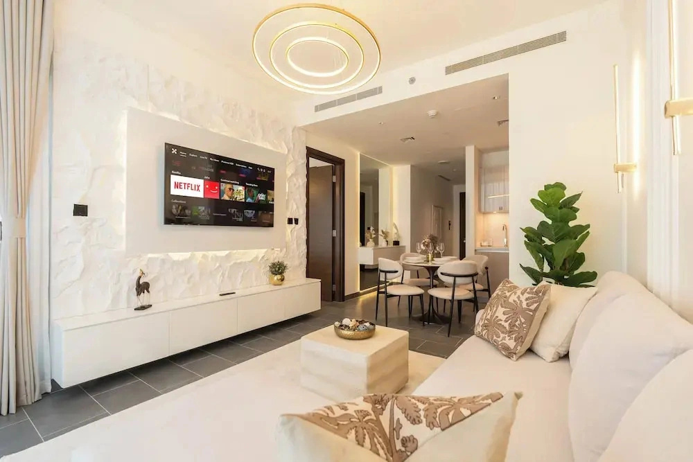 Premium 1BR Oasis - City Views & Pool