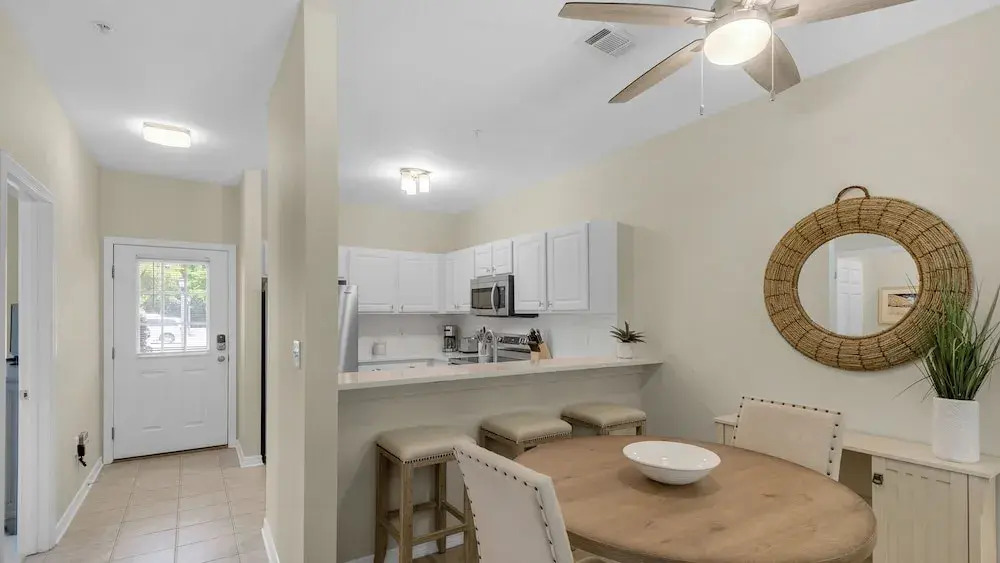 1st Floor, Walkable to Dining, Shopping, Beach - Sleeps 6
