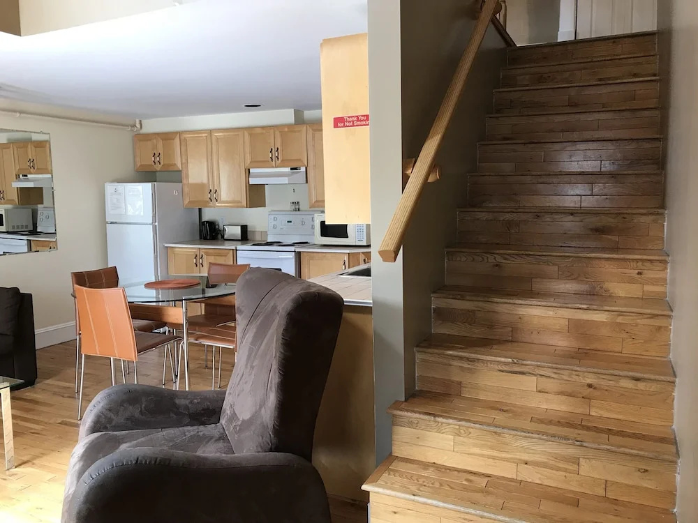 Leaside Manor