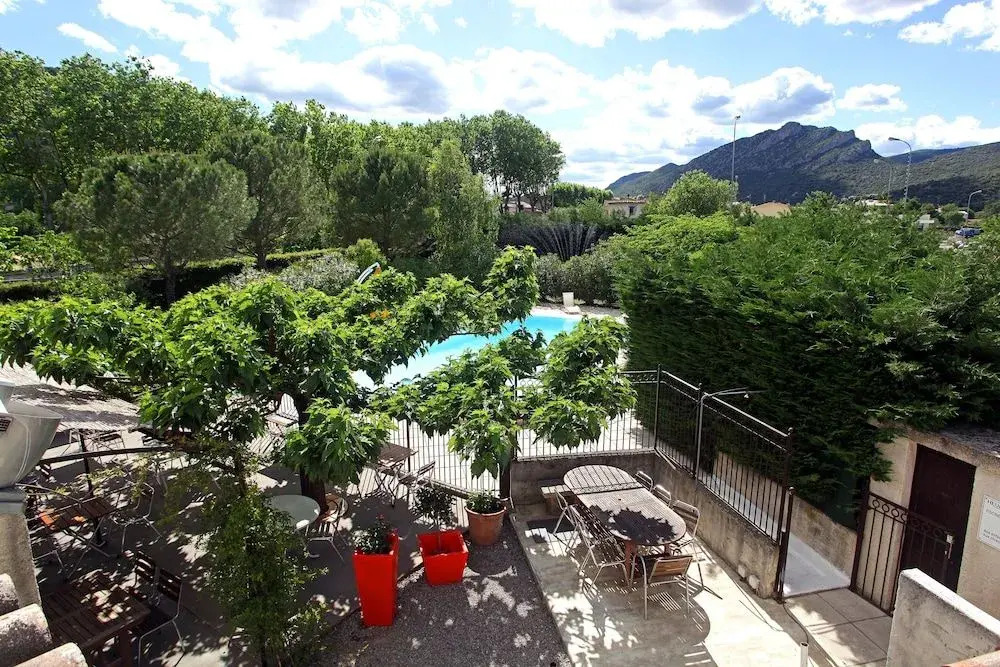 Logis Hotel Restaurant L Auberge Cigaloise