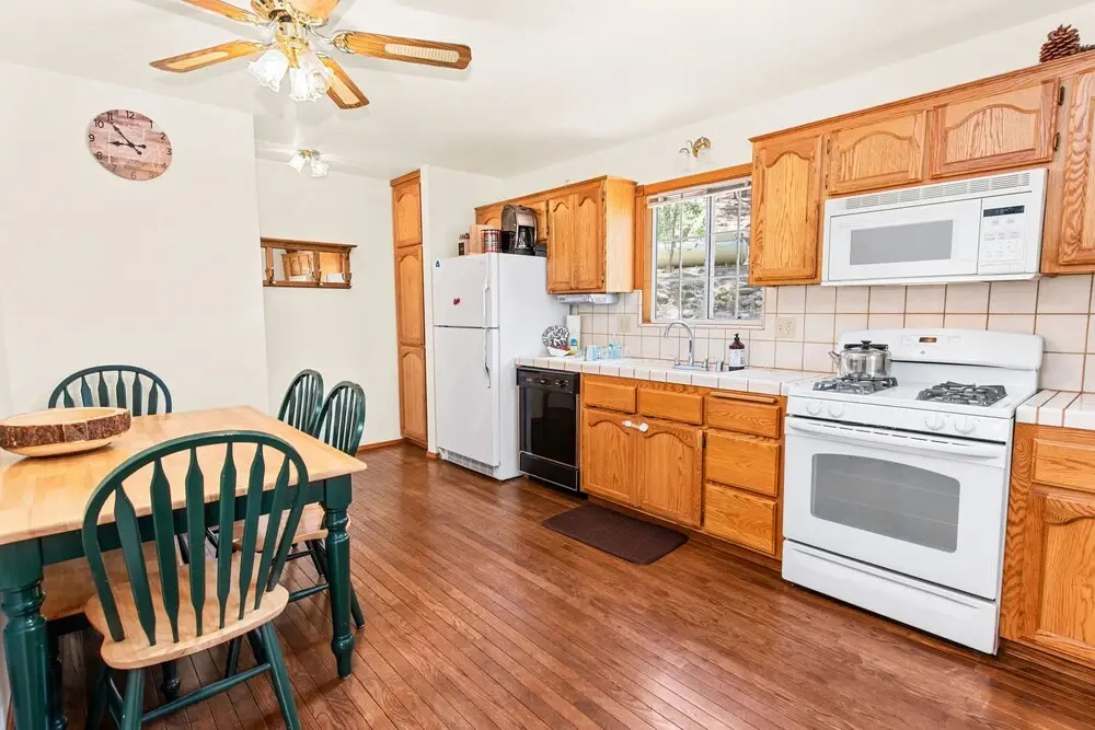 Sugarpaw Cottage - Very Private Cabin Nestled Amongst Towering Pines In This Cozy Mountain Home! 3 Bedroom Cabin