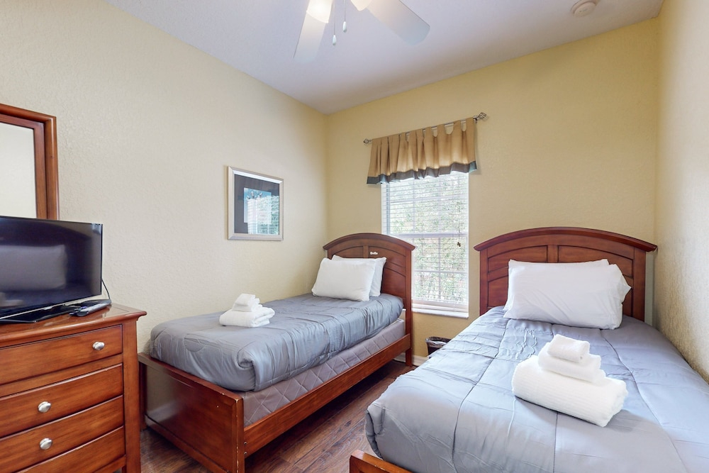 Gated-entry Townhome, With Shared Pool, Central AC, Near Theme Parks