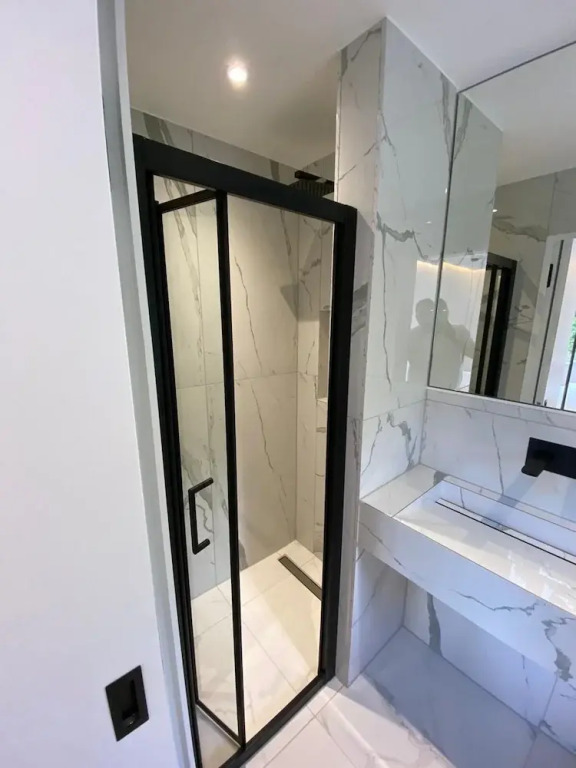 Amazing 2 Bed Flat with Parking