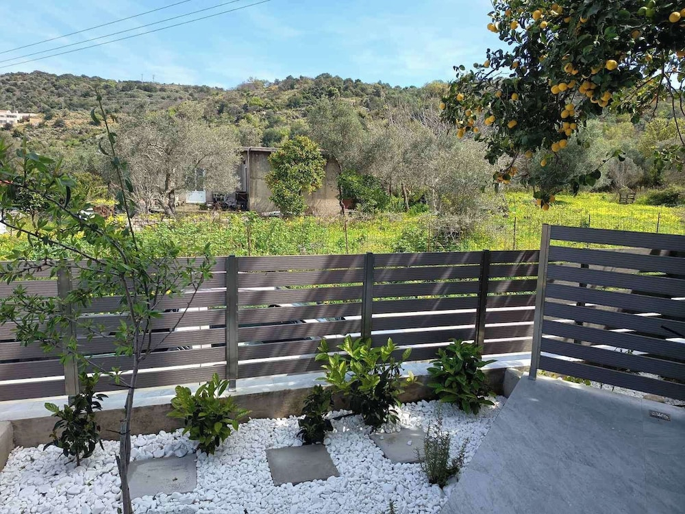 Lemon Tree - Private Garden & View