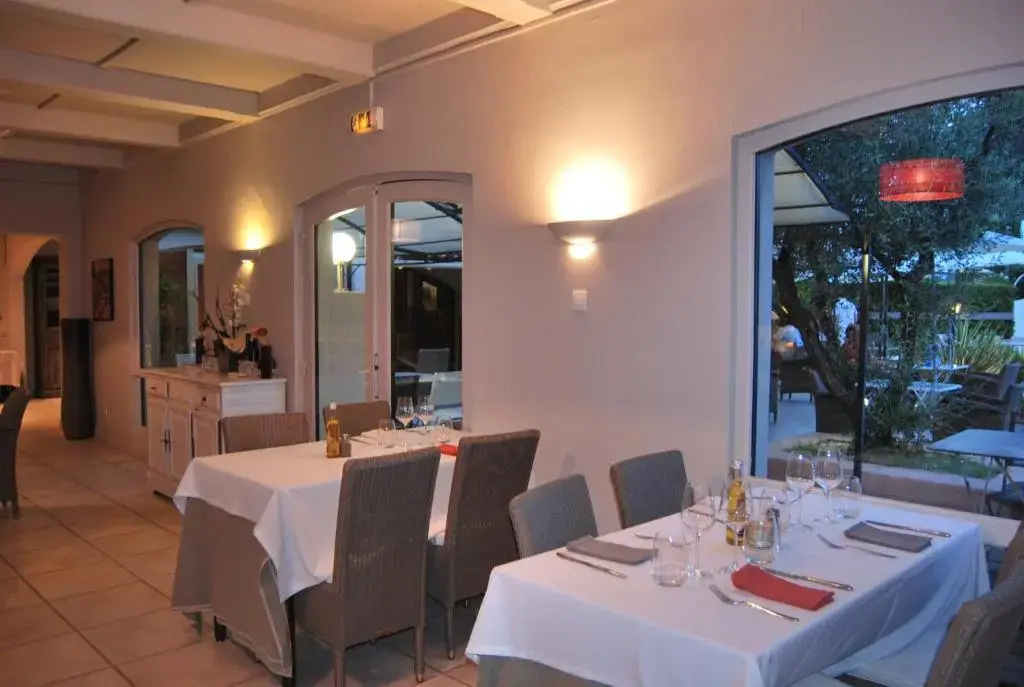 Logis Hôtel Restaurant Les Aubuns