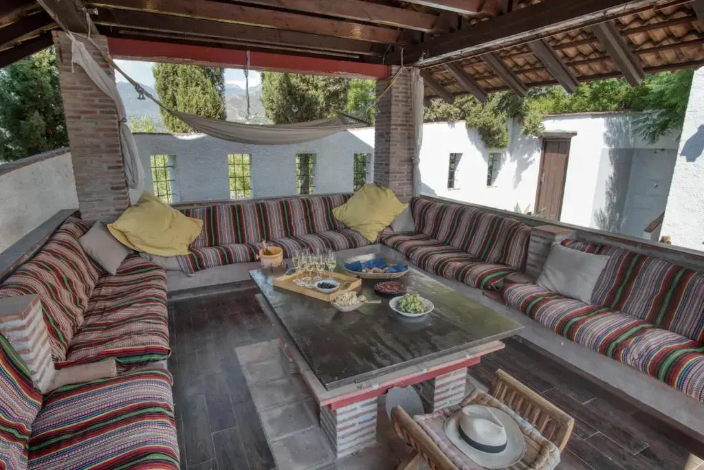 Luxury 4-bedroom villa, private pool and outhouse