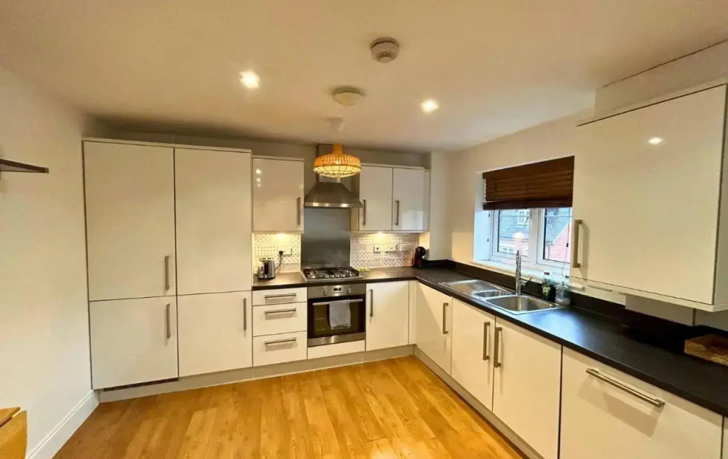 Bracknell Stylish 2 Bedroom Top Floor Apartment