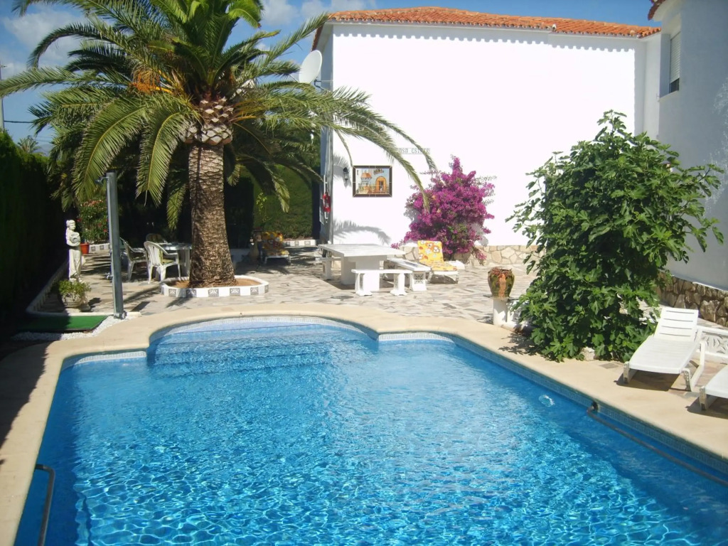 Spacious family home with Airco, private 5x10m pool, sandy beach 300m, free WiFi