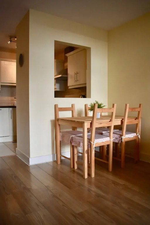 Modern 2 Bedroom Apartment Near the City Centre