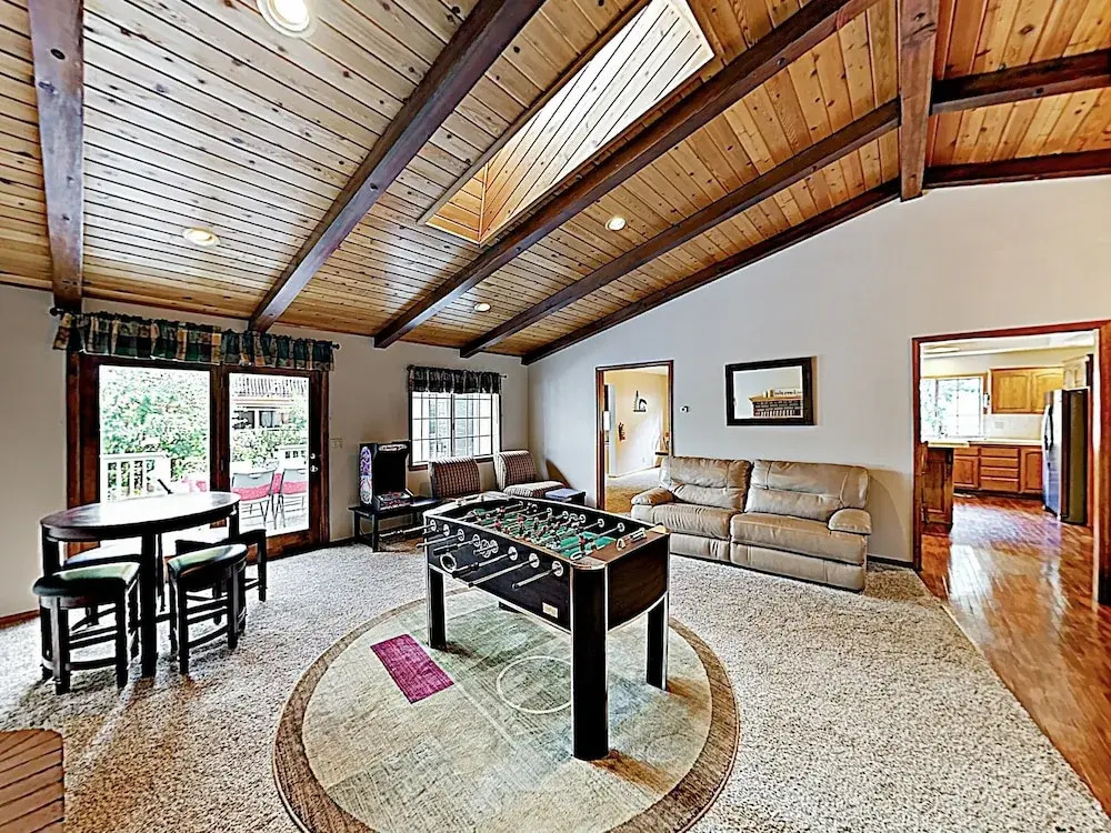 Custom W/ Hot Tub & Garage 4 Bedroom Home