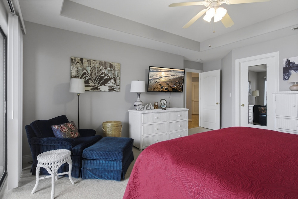 Lakeview Condo at The Falls w/ Wraparound Screened Porch, 2 PWC Slips & Pools at 2 MM