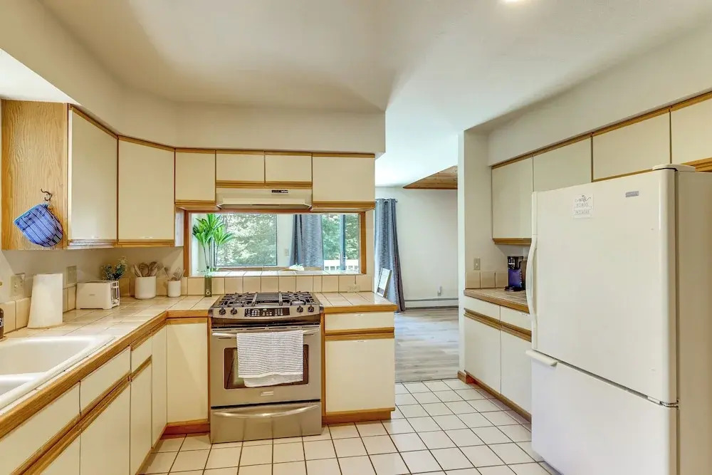 3 Mi to Lake Tahoe: Forest-view Sanctuary w/ Deck!