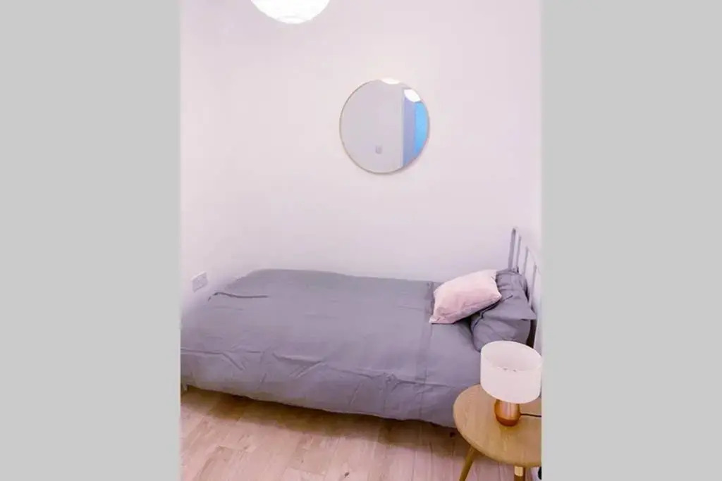 Stylish 3 Bed House + Free Parking + Great Location